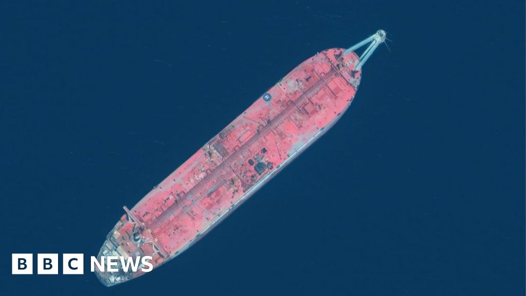 Yemen: Decaying oil tanker in Red Sea threatens disaster
