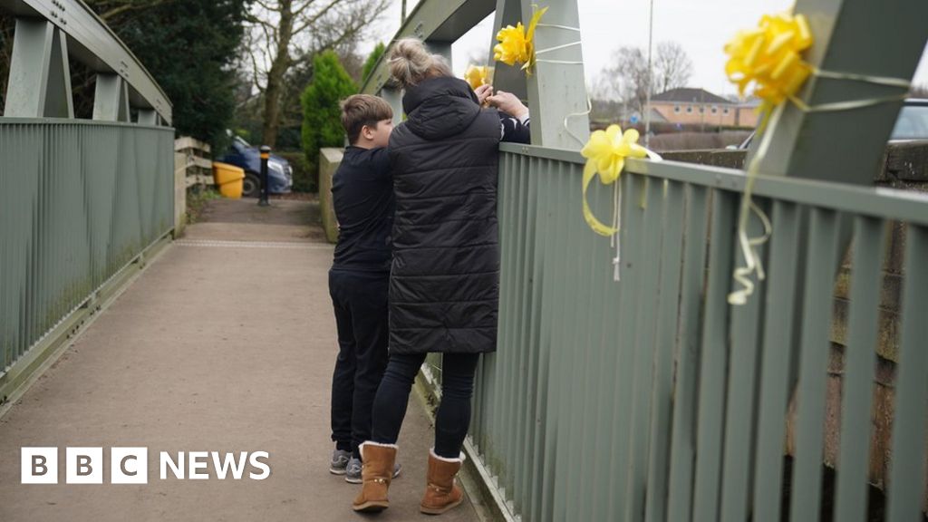 Nicola Bulley: Yellow ribbons left near where mother last seen