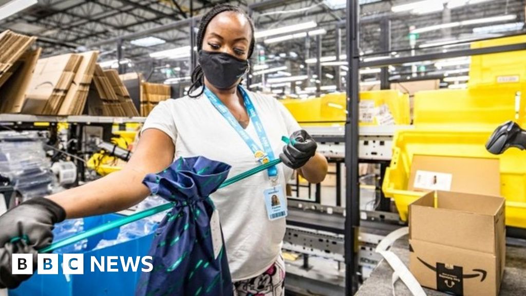 Coronavirus: Retail workers 'scared' as cases surge - BBC News