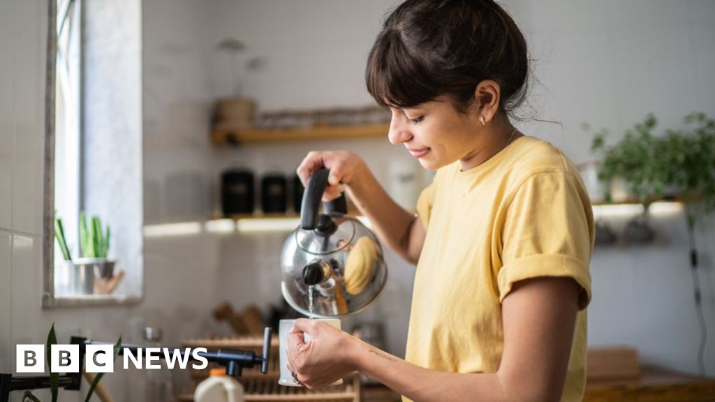 People urged to fix energy bills as prices fall