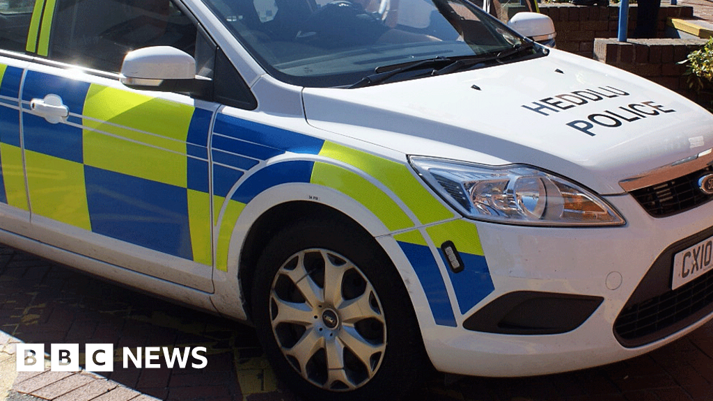 Two Die in Motorcycle Crash di New Broughton, Wrexham