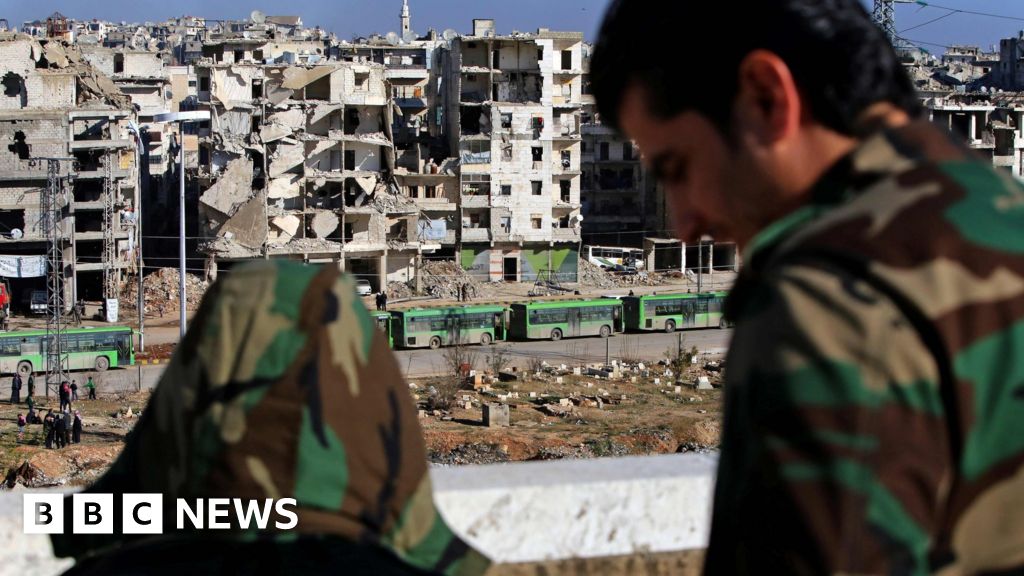 Aleppo evacuation: Syrian army warns rebels to leave - BBC News