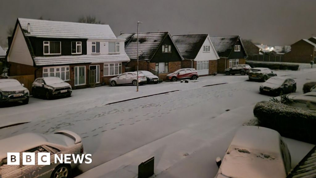 UK snow: Amber warnings in place as country braces for disruption