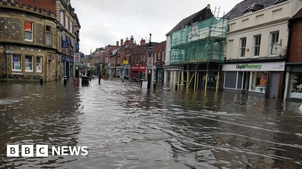 Winchester High Street left underwater after heavy rain BBC News