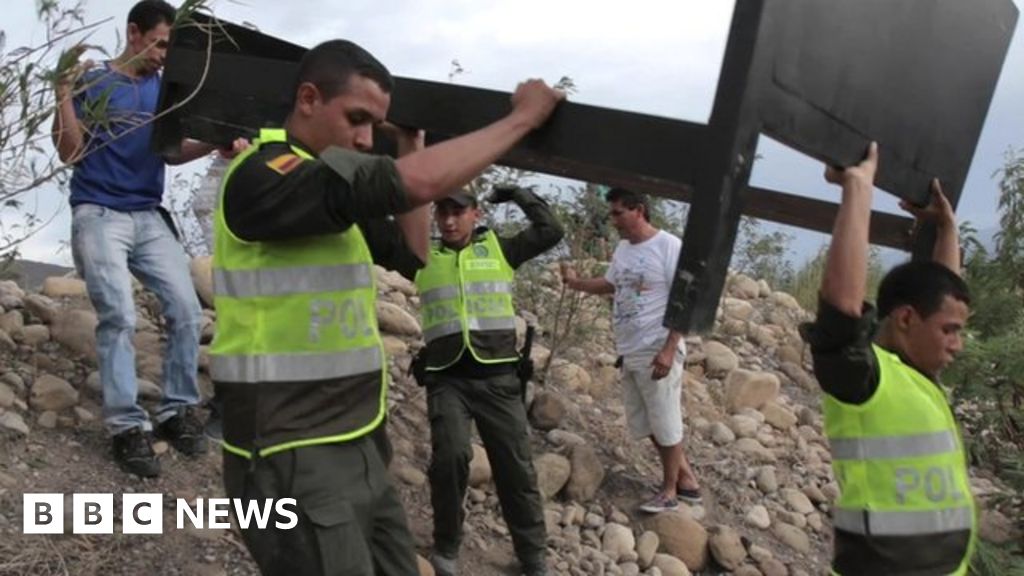 Colombians Leave Venezuela As Border Spat Continues Bbc News