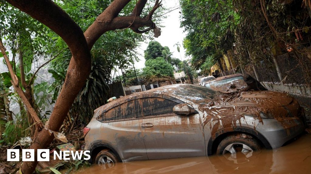 Jakarta floods: Cloud seeding used to try to stop rain - BBC News
