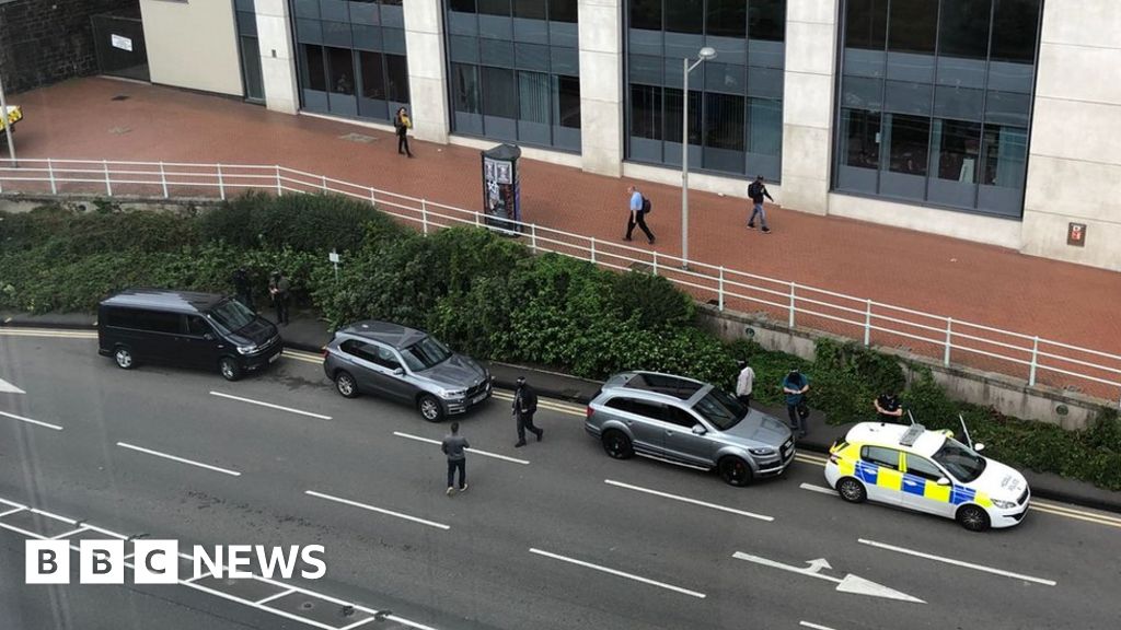 Armed police detain two men after Cardiff car stop - BBC News