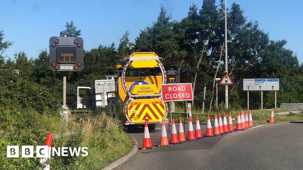 Pedestrian killed on M5 near Bristol - BBC News