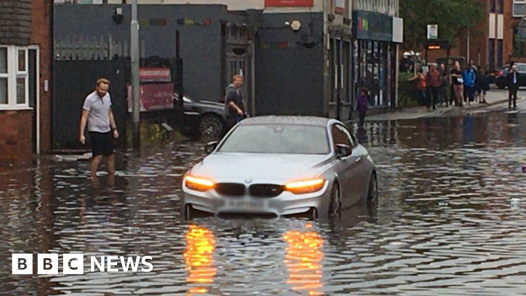 Heavy rain floods East Midlands town's shops and streets - BBC News