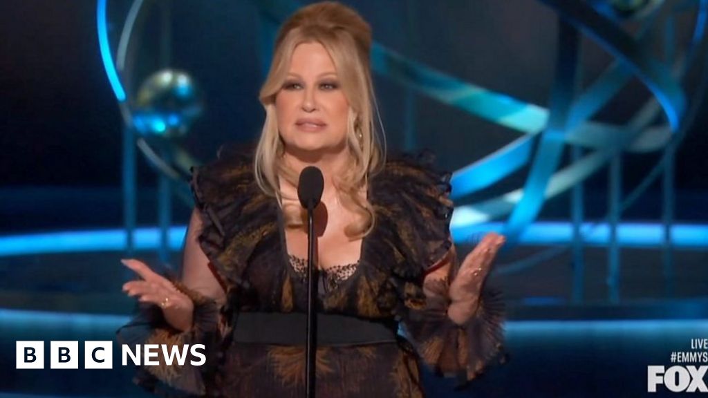 Watch: Jennifer Coolidge thanks 'evil gays' in Emmys speech