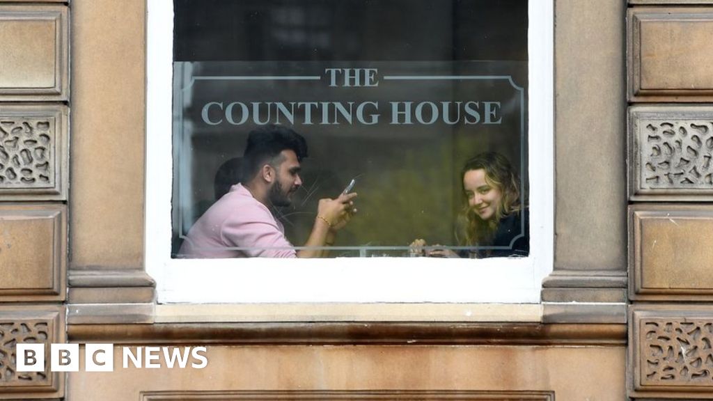 Opening hours extended to 1am for Glasgow city centre pubs