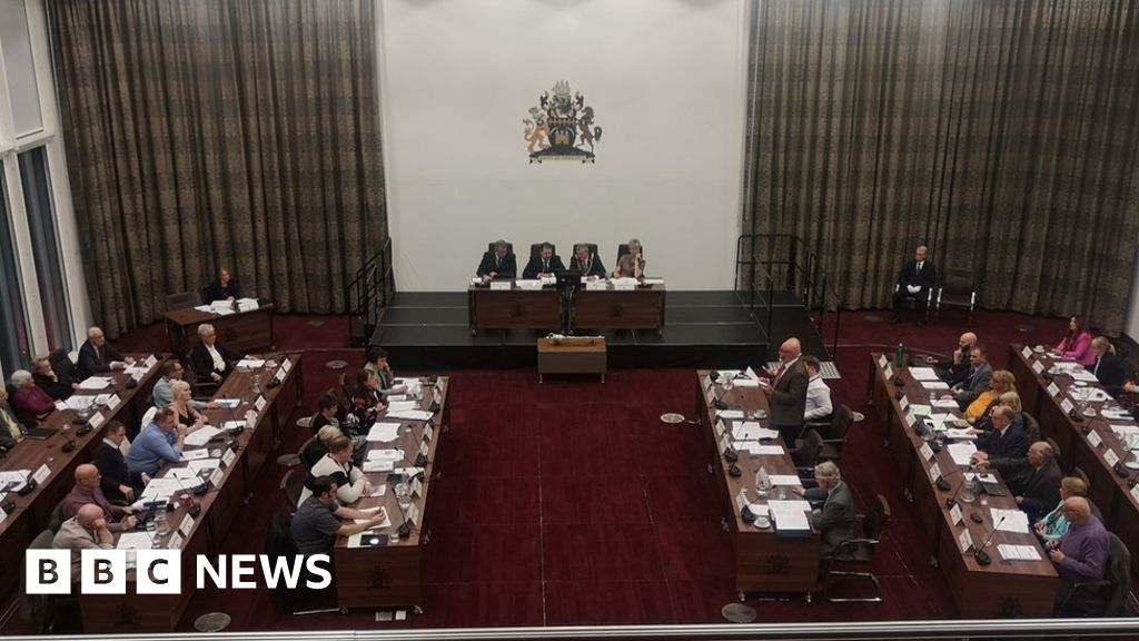 Redcar and Cleveland Council first meeting after 28k seatingrow BBC News