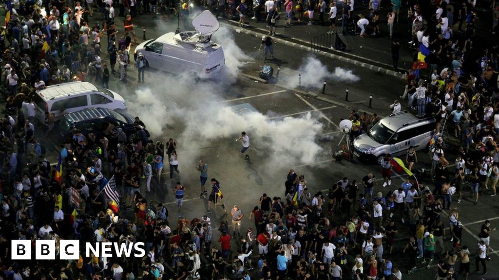 Romania protests: Hundreds injured in anti-government rally - BBC News