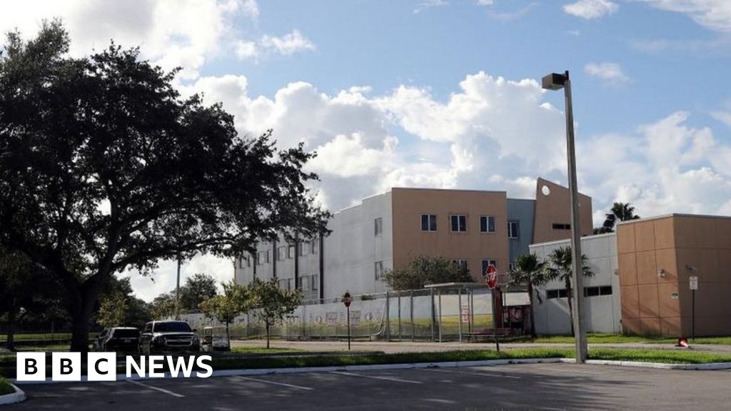 Въоръжени експерти възпроизвеждат стрелба в училище в Паркленд за доказателство по дело