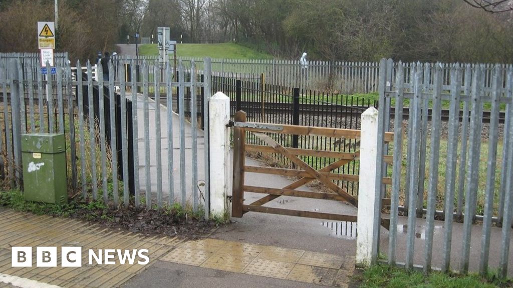 Cottonmill Crossing Near Miss Prompts Further Warning Bbc News