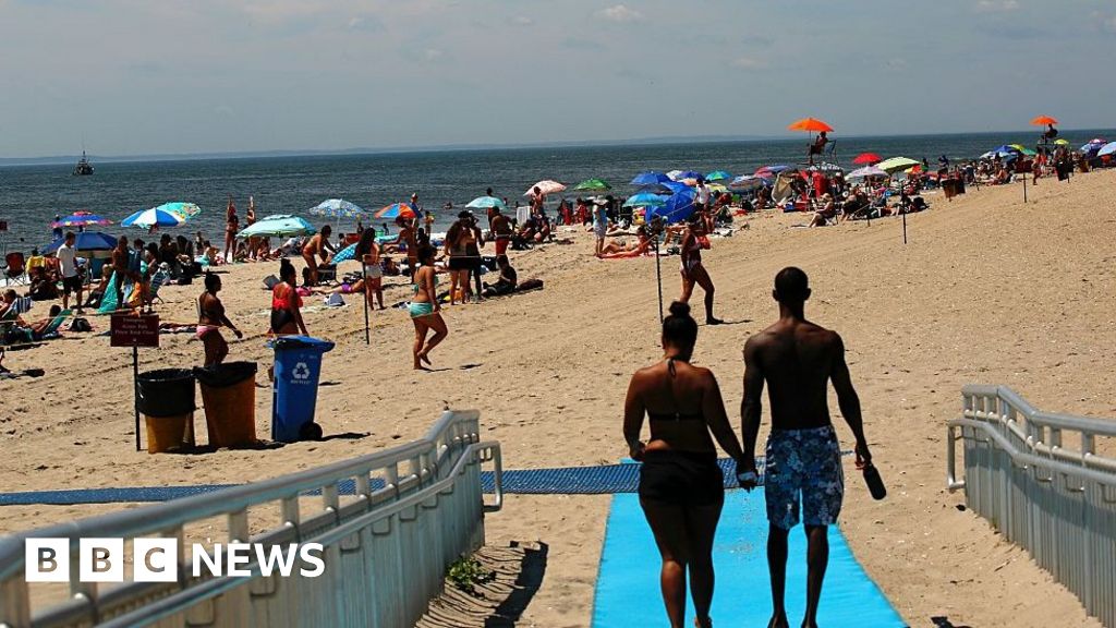 Ню Йорк затвори популярния си плаж Рокауей във вторник, след