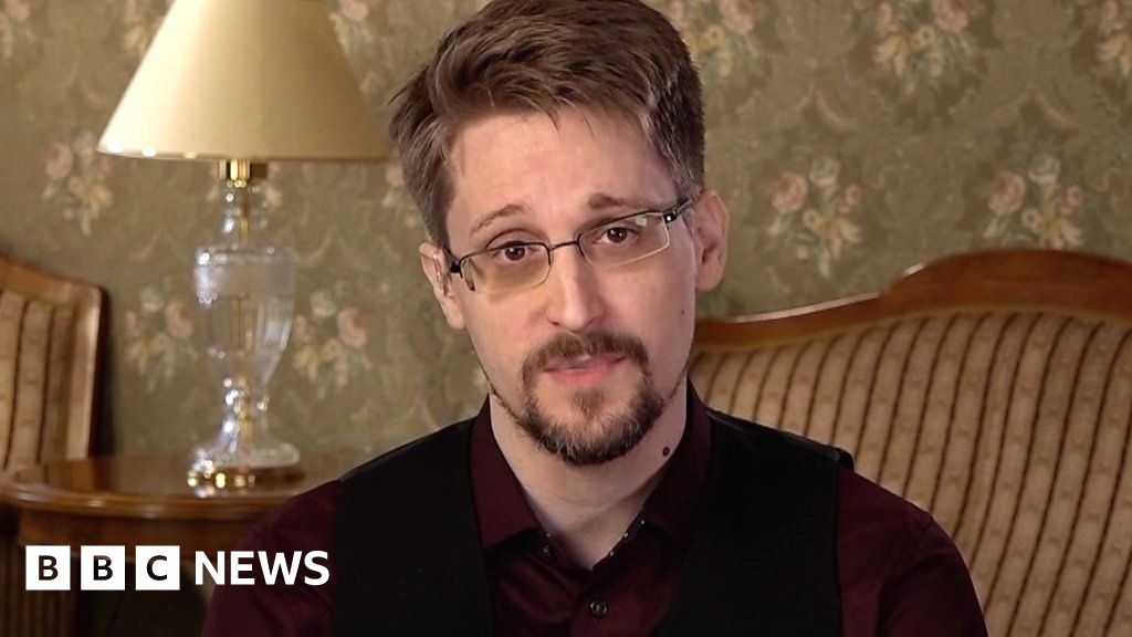 Edward Snowden granted Russian citizenship