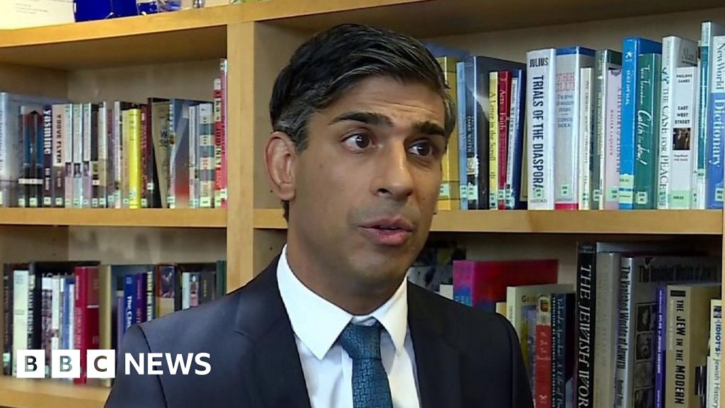 Sunak visits school to show 'solidarity' with Jewish community