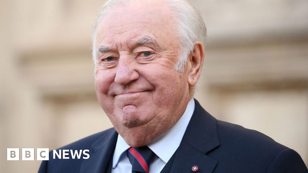 Jimmy Tarbuck: the comedian shows prostate-cancer-diagnosis