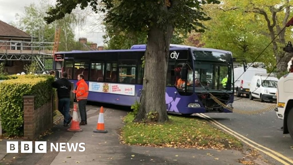 Oxford Bus Crash: Vehicle Removed After Morrell Avenue Accident - BBC News