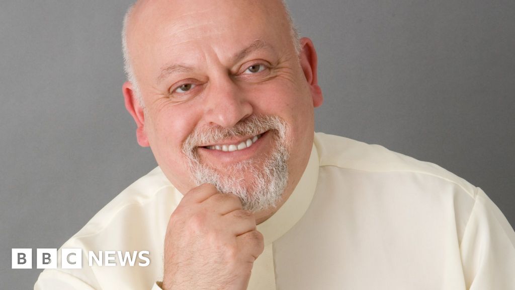 Mail astrologer Jonathan Cainer dies – BBC News