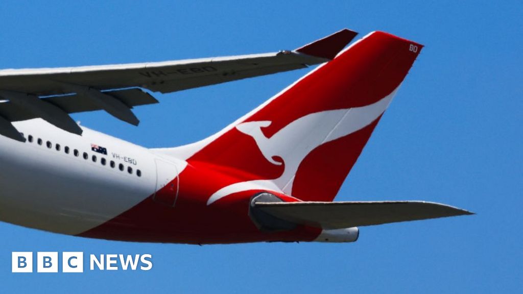австралийска авиокомпания Qantas казва че разследва възможно нарушение на поверителността