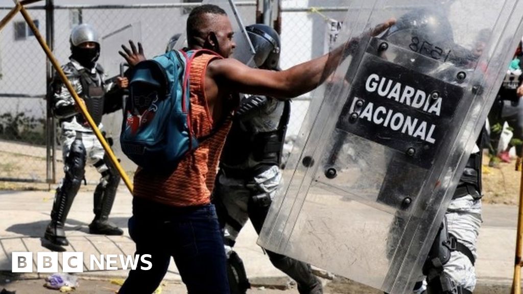 Migrants clash with police in Mexico border town
