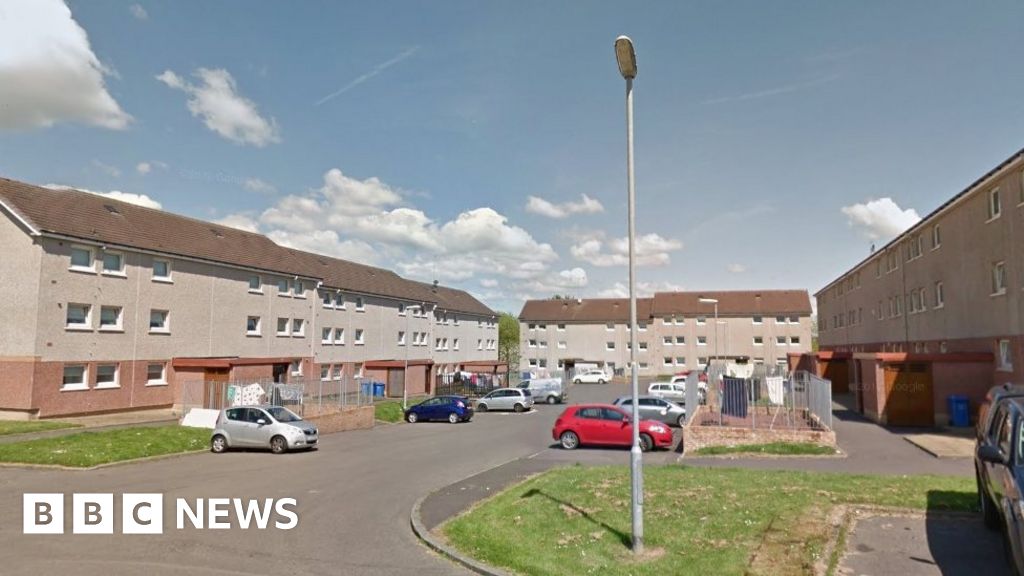 Boy, 16, stabbed after disturbance at party in Glasgow - BBC News