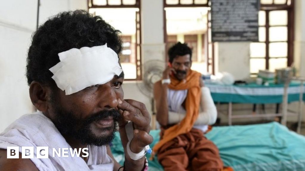 Puttingal temple: Five detained over India fireworks blast - BBC News