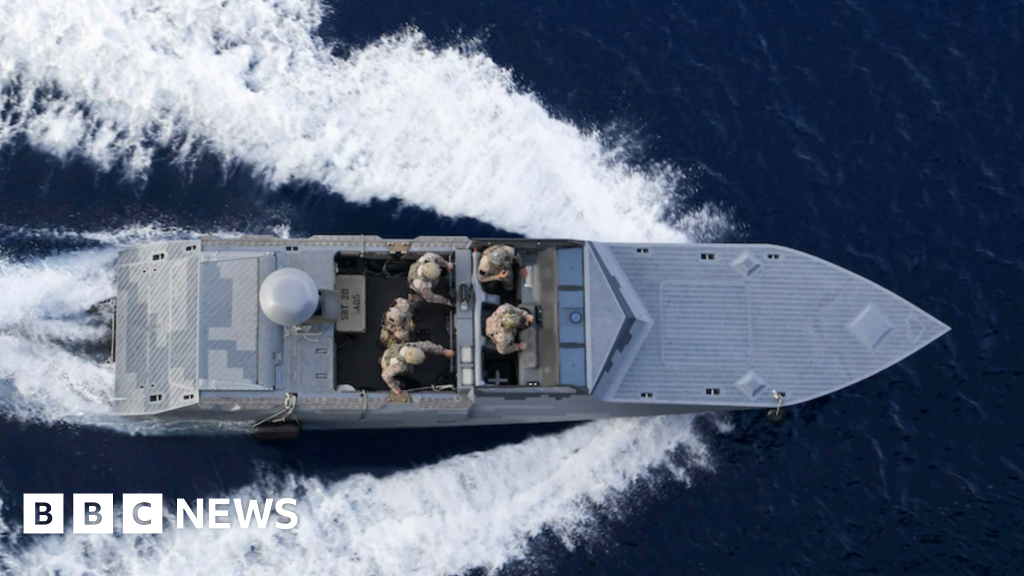 US Navy: First woman passes elite training scheme