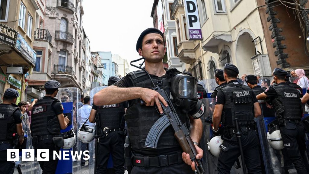 Turkey removes three top Kurdish mayors in major crackdown