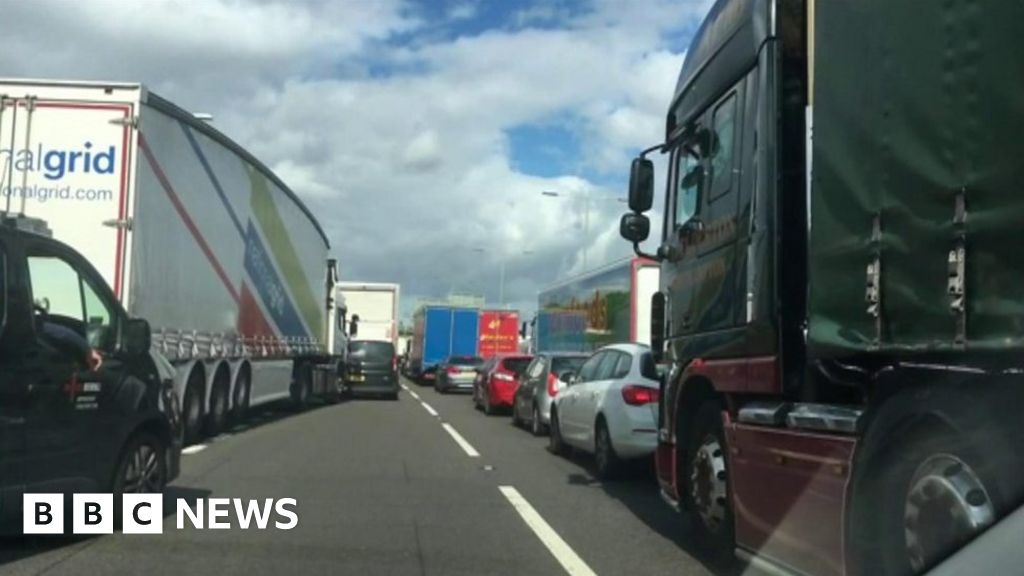 Footage of M6 traffic jam after multi-vehicle crash - BBC News