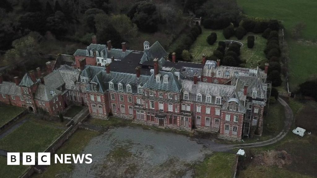 Kinmel Hall: Action needed to save site say campaigners - BBC News