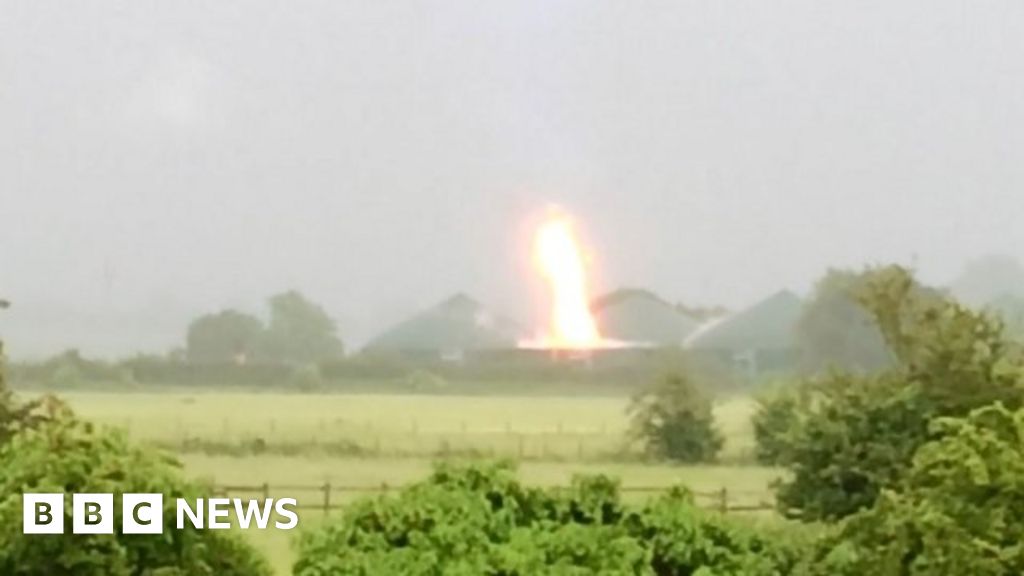 Lightning strike causes methane fireball - BBC News
