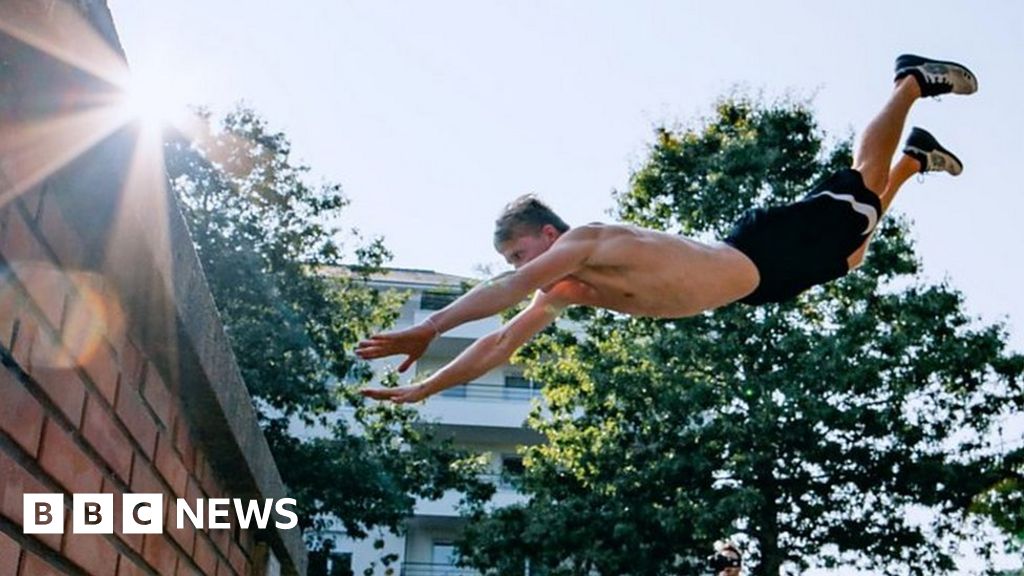 Light pollution: Parkour group saving energy by turning off city lights - B