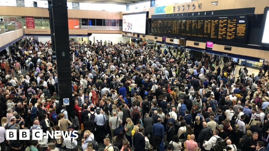 Euston travel chaos: Thousands face disruption after signal failure