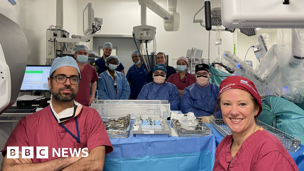 Los robots quirúrgicos en los hospitales de Bedfordshire buscan ayudar a un paciente a recuperarse