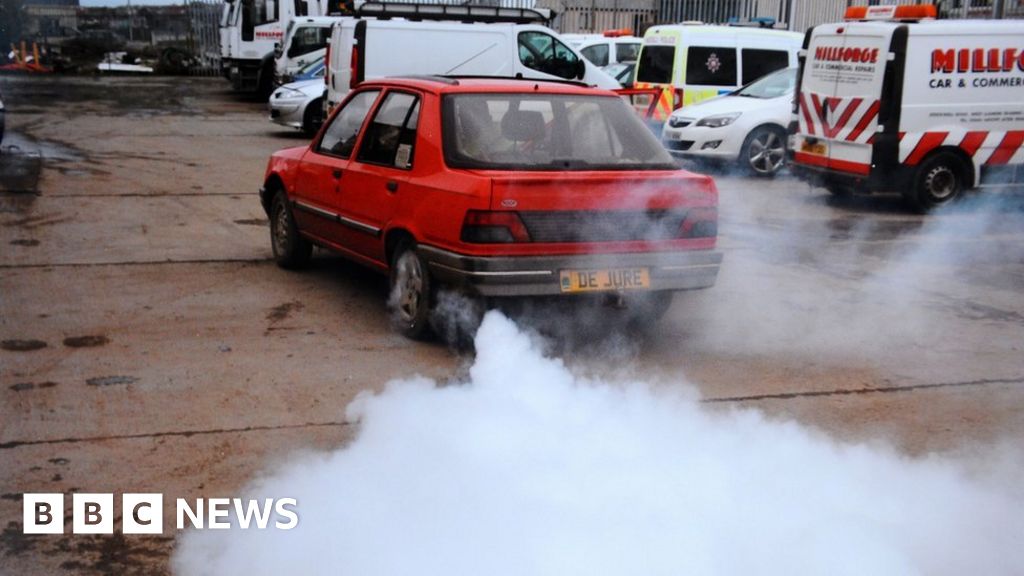 Белый дым из выхлопной трубы фото Driver deployed smokescreen to escape police officer - BBC News