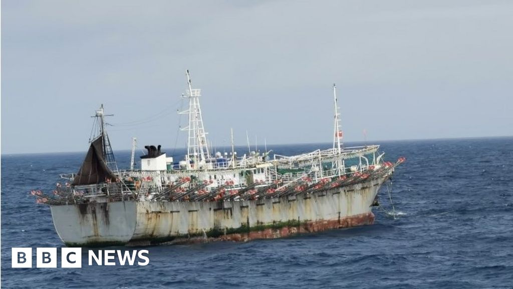 Buques de la Armada de Chile monitorean enorme flota pesquera de China