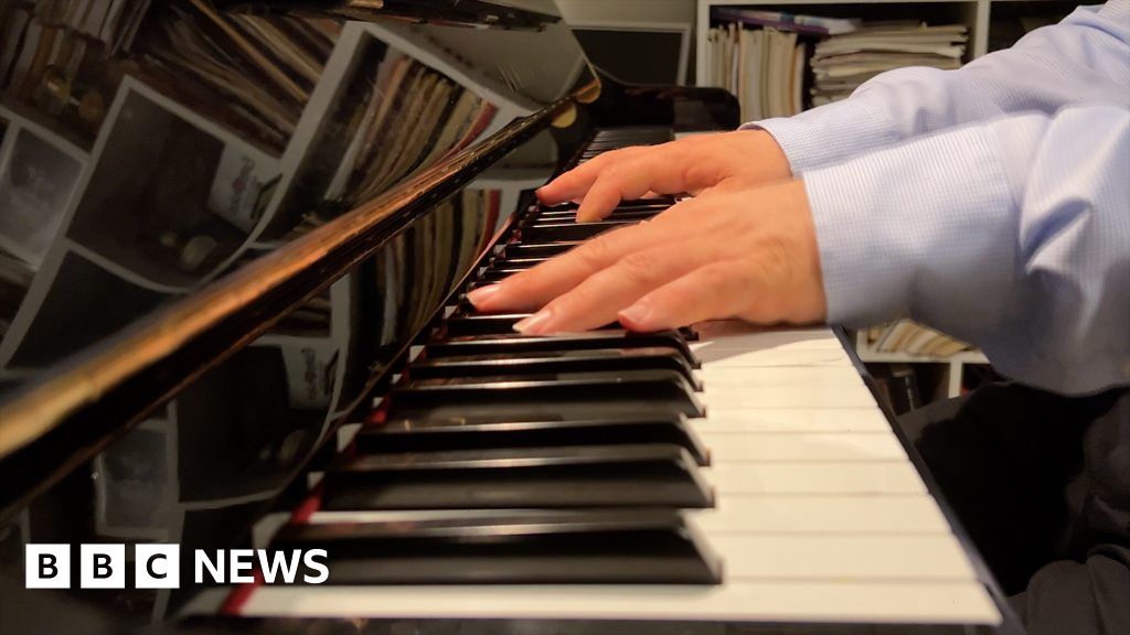 Watch: BBC editor’s life in Russia since 2022… on piano