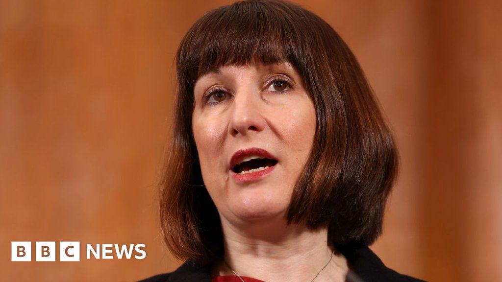 Rachel Reeves: Government gaslighting people over state of economy - BBC News