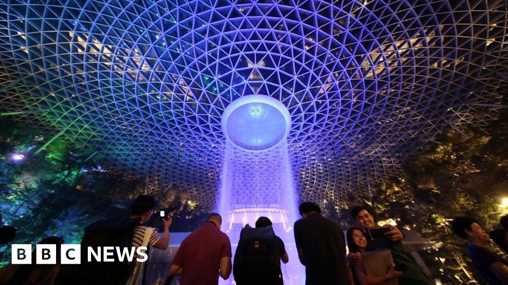 Singapore Airport Tallest Indoor Waterfall Opens    106423769 P0768z5j 