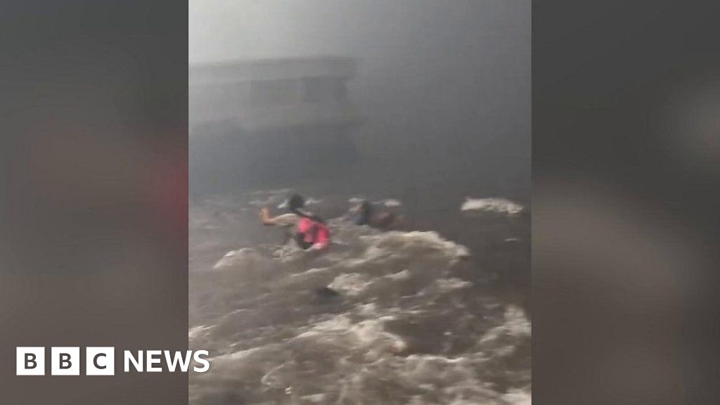 Video shows people struggling in water to escape Hawaii flames