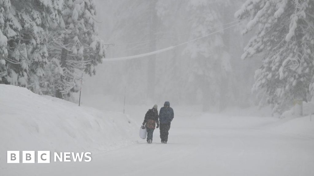 Най-голямата снежна буря за сезона, ударила планините в Калифорния