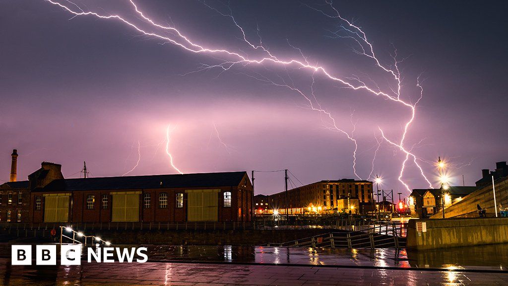 Lightning pictures: Spectacular storms light up England skies - BBC News