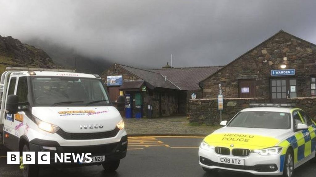 Snowdon: North Wales Police turn 60 cars away before 8am