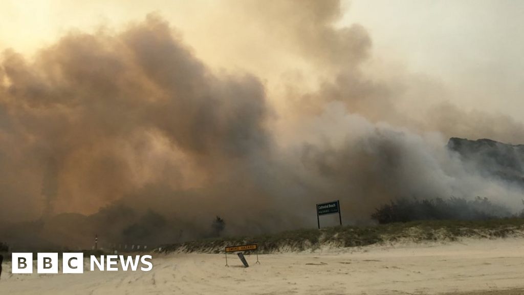 Australia bushfire: Fraser Island residents told to leave immediately