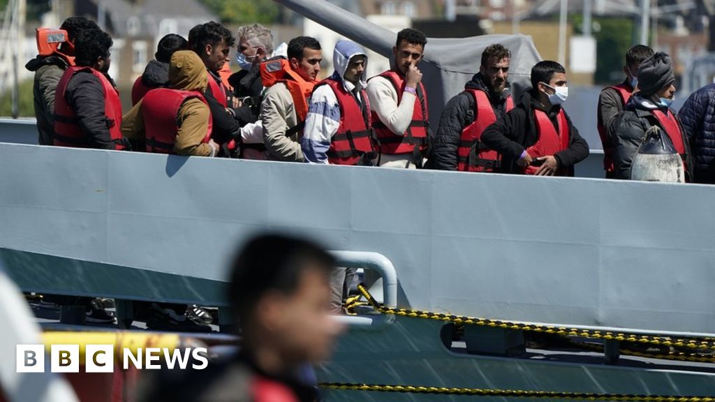 Channel Migrants: Hundreds Make The Crossing In Small Boats - BBC News