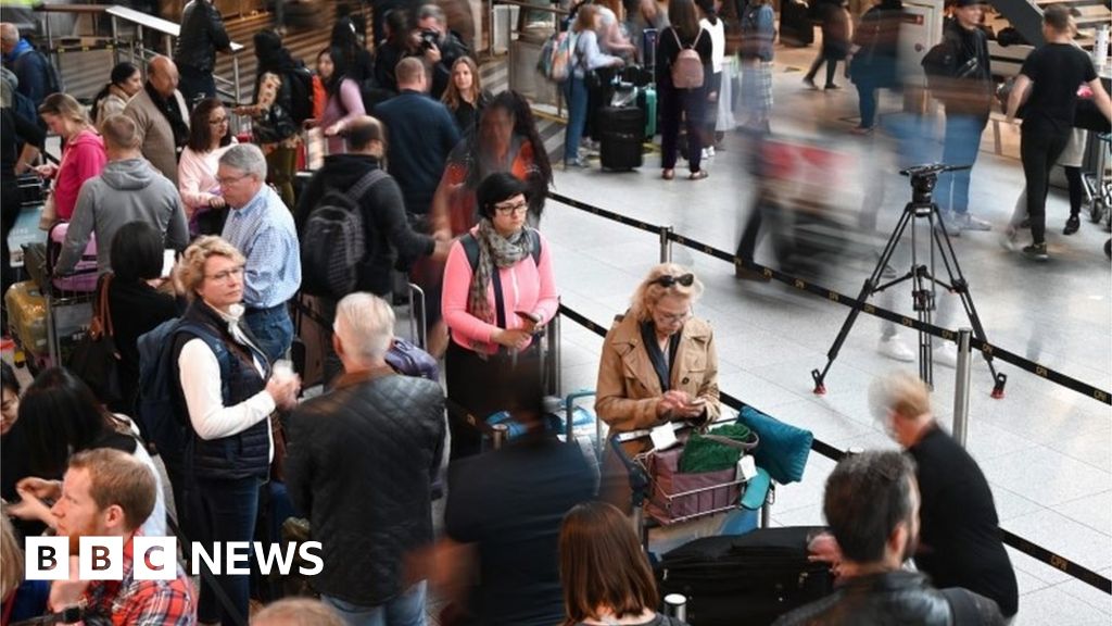 SAS pilot walkout leaves thousands stranded