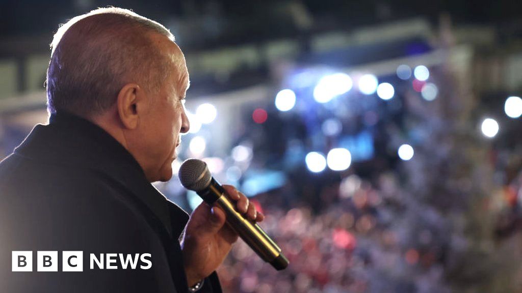 Türkiye’de Erdoğan gergin bir gecenin ardından üstün görünüyor